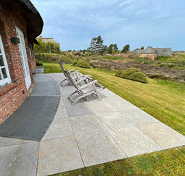 Naturstein Terrassenbau Sylt, hier Verwendung historischer Muschelkalkplatten im Außenbereich