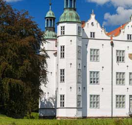 Neuverlegung der Bodenbeläge nach historischen Vorgaben, Schloss Ahrensburg